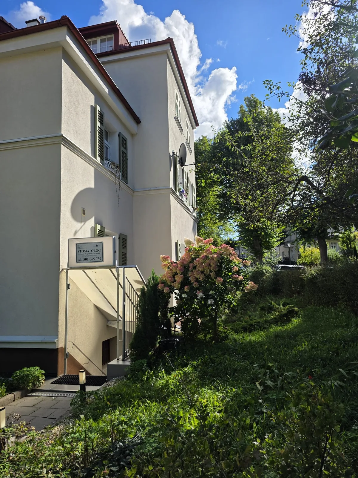 Wejście do gabinetu stomatologicznego Km Gabinet Stomatologiczny w Sopocie, ul. Abrahama